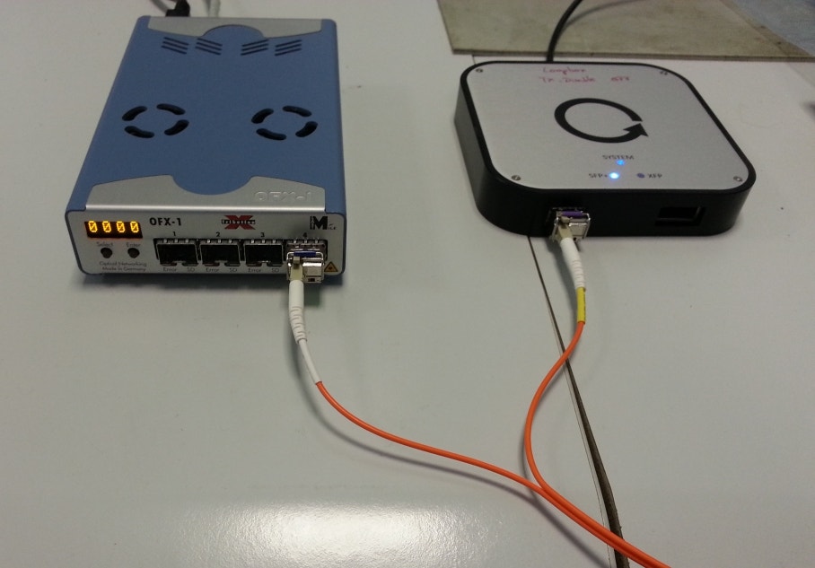 From BERT (left) the signal is transmitted to the FlexBox (right). From there it is transmitted back to BERT.